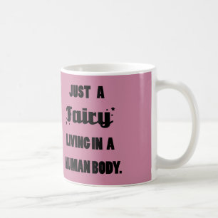 Gerade eine Fee, die in einer menschlicher Kaffeetasse