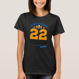 Gerade gebrannt 22 Bier Drinking 22. Geburtstag Be T-Shirt