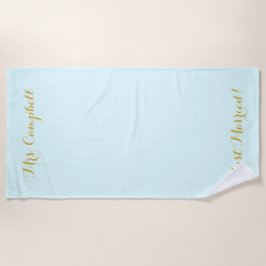 Gerade verheiratet im Goldflitterwochentuch Strandtuch