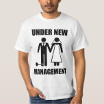 Gerade verheiratet, unter neuem Management T-Shirt<br><div class="desc">. .but nehmen sie nie… unser FREEDOOOOOM!  Oh Wartezeit,  ja werden es tun sie.  Großes gfit für den eben verheirateten Bräutigam oder den bald-zu-sein-verheirateten Junggesellen.</div>