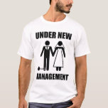 Gerade verheiratet, unter neuem Management T-Shirt<br><div class="desc">. .but nehmen sie nie… unser FREEDOOOOOM!  Oh Wartezeit,  ja werden es tun sie.  Großes gfit für den eben verheirateten Bräutigam oder den bald-zu-sein-verheirateten Junggesellen.</div>