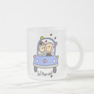 Gerade verheiratete Braut und Bräutigam-T - Shirts Mattglastasse