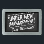 Gerade verheiratete Gürtelschnallen | unter neuem<br><div class="desc">Gerade verheiratete Gürtelschnallen | unter neuer Management-Briefmarke. Lustige Hochzeits- und Flitterwochengeschenkidee für eben weds. Personalizable für Braut und Bräutigam. Ehemann- und Ehefrau-Spaß.</div>