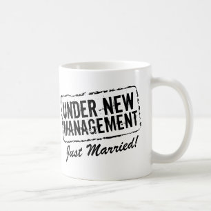 Gerade verheiratete Kaffee-Tasse unter neuem Tasse