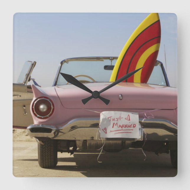 Gerade verheiratetes Zeichen und Surfbrett Quadratische Wanduhr (Vorderseite)