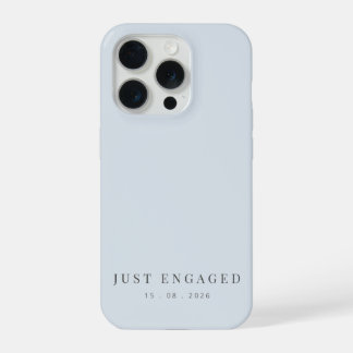 Gerade Verlobt Minimalistische Typografie Nebel Bl iPhone 15 Pro Hülle
