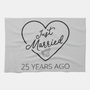 Gerade vor 25 Jahren geheiratet III Geschirrtuch