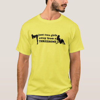 Gerade zwei Mädchen weg von einem Threesome. T-Shirt