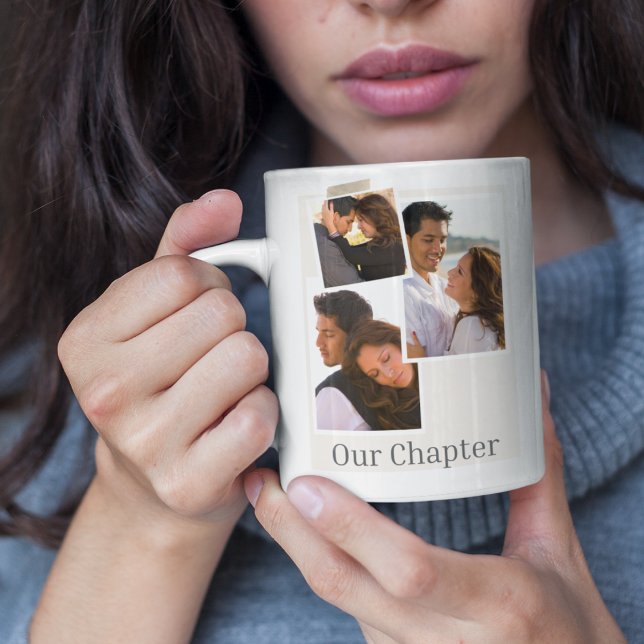 Gerahmt- und Layoutgeschichte Kaffeetasse (“Storytelling coffee mug with overlapping framed photos, taped effect, and serif title ‘Our Chapter.)