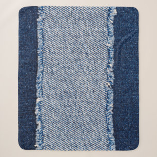 Gerahmte blaue Jeans mit Fransensaum. Sherpadecke