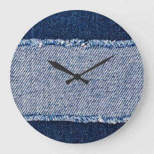 Gerahmte Jeansblaujeans mit Fransensaum. Große Wanduhr