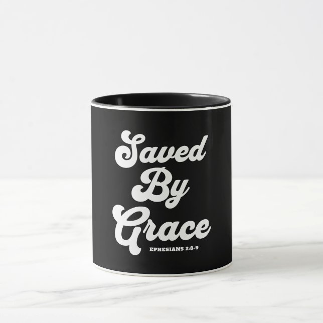 Gerettet von Grace Ephesians 2:8-9 Tasse (Zentrum)