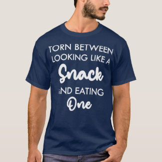 gerissen zwischen einem Snack und dem Essen T-Shirt