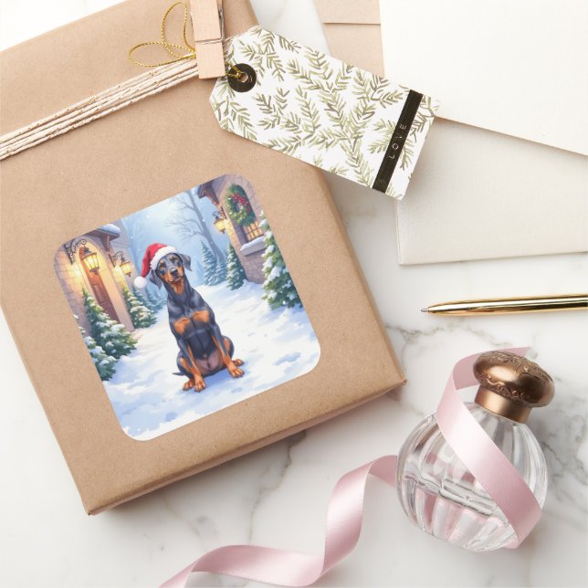 German Pinscher Snowy Courtyard Santa Hat Quadratischer Aufkleber (Schenken)