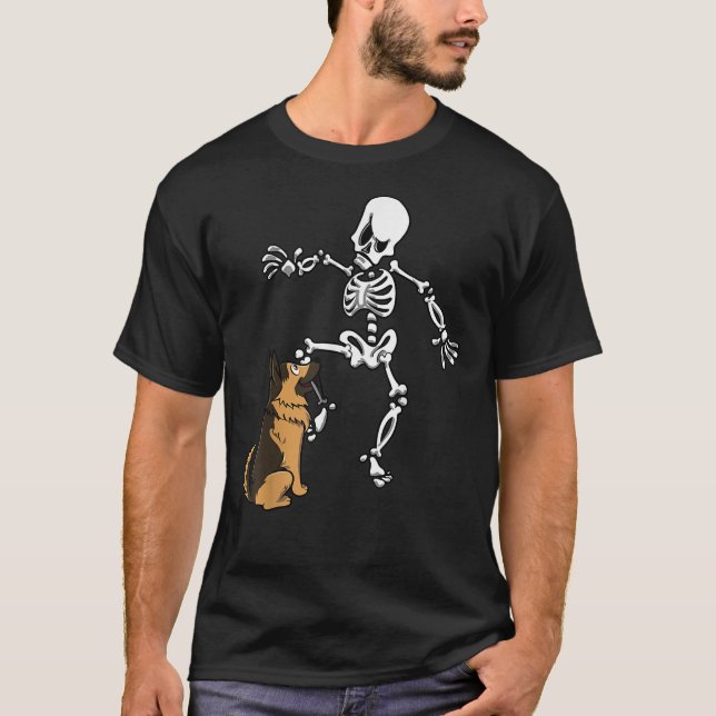 German Shepherd Biting Skeleton Leg Halloween T-Shirt (Vorderseite)