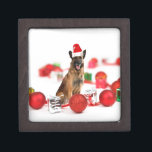 German Shepherdog w Christmas Gifts Weihnachtsmann Schachtel<br><div class="desc">Ein niedlicher deutscher Schäferhund sitzt mit Weihnachtsschmuck und Geschenken mit Weihnachtsmannmütze. Ein perfekter Weg Weihnachten zu feiern!</div>