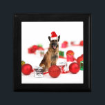 German Shepherdog w Christmas Gifts Weihnachtsmann Schmuckschachtel<br><div class="desc">Ein niedlicher deutscher Schäferhund sitzt mit Weihnachtsschmuck und Geschenken mit Weihnachtsmannmütze. Ein perfekter Weg Weihnachten zu feiern!</div>