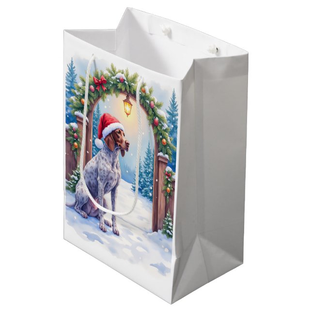 German Shorthaired Pointer Snowy Gate Santa Hat Mittlere Geschenktüte (Vorderseite Schrägansicht)
