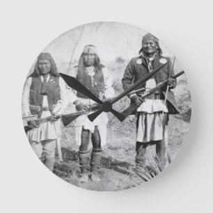 Geronimo and three of his Apache warriors, 1886 Runde Wanduhr