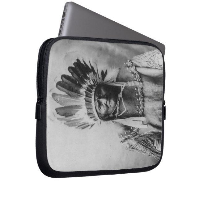 'Geronimo mit Kopfschmuck Laptopschutzhülle (Vorne Rechts)