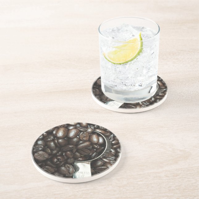 geröstete Kaffeebohnen mit Silberschottenaufnahme Getränkeuntersetzer (Seite)