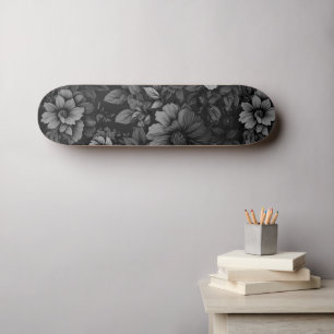 Gerötete Farbtöne der grauen Blüte Skateboard