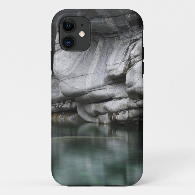 Gerundete Felsen-Klippe durch Verzasca Fluss Case-Mate iPhone Hülle (Rückseite)