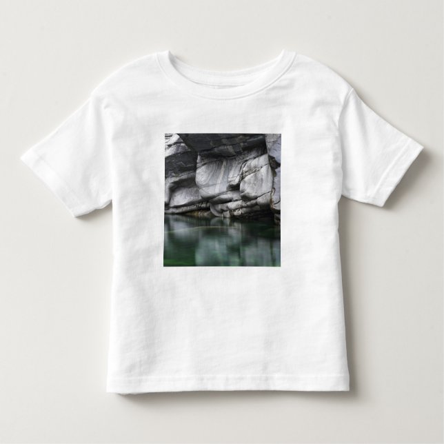 Gerundete Felsen-Klippe durch Verzasca Fluss Kleinkind T-shirt (Vorderseite)