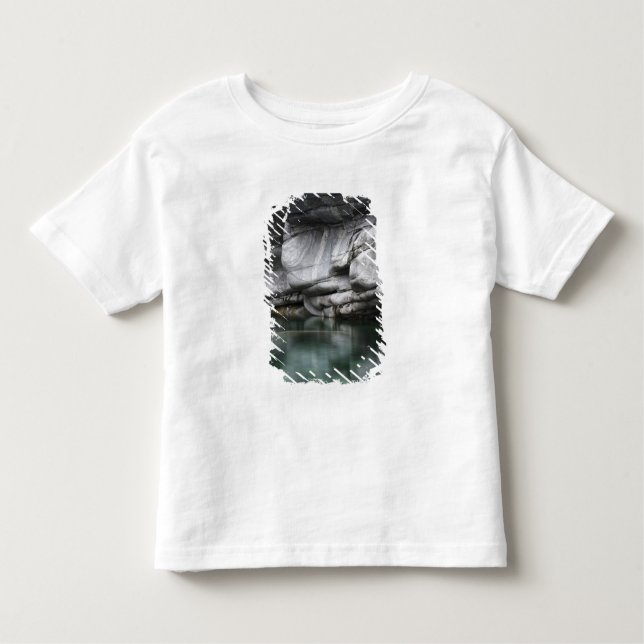 Gerundete Felsen-Klippe durch Verzasca Fluss Kleinkind T-shirt (Vorderseite)