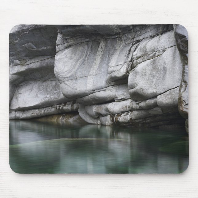 Gerundete Felsen-Klippe durch Verzasca Fluss Mousepad (Vorne)