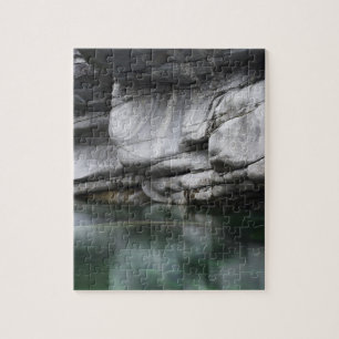 Gerundete Felsen-Klippe durch Verzasca Fluss Puzzle