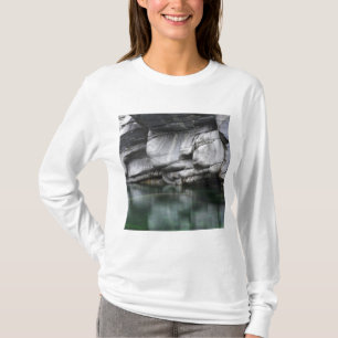 Gerundete Felsen-Klippe durch Verzasca Fluss T-Shirt