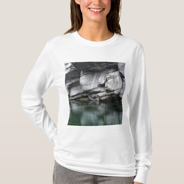 Gerundete Felsen-Klippe durch Verzasca Fluss T-Shirt (Vorderseite)