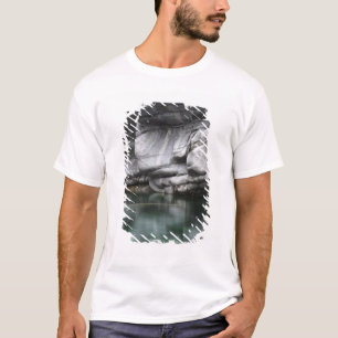 Gerundete Felsen-Klippe durch Verzasca Fluss T-Shirt