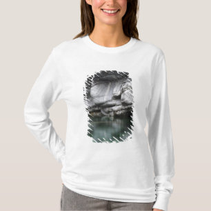 Gerundete Felsen-Klippe durch Verzasca Fluss T-Shirt