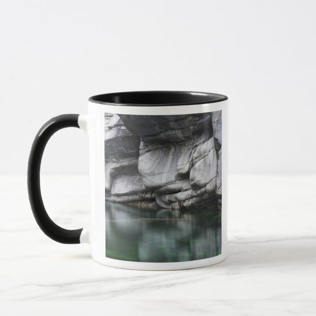 Gerundete Felsen-Klippe durch Verzasca Fluss Tasse (Links)