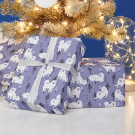 Gesällter Hund mit Schnee auf Pinienbäumen Hinterg Geschenkpapier