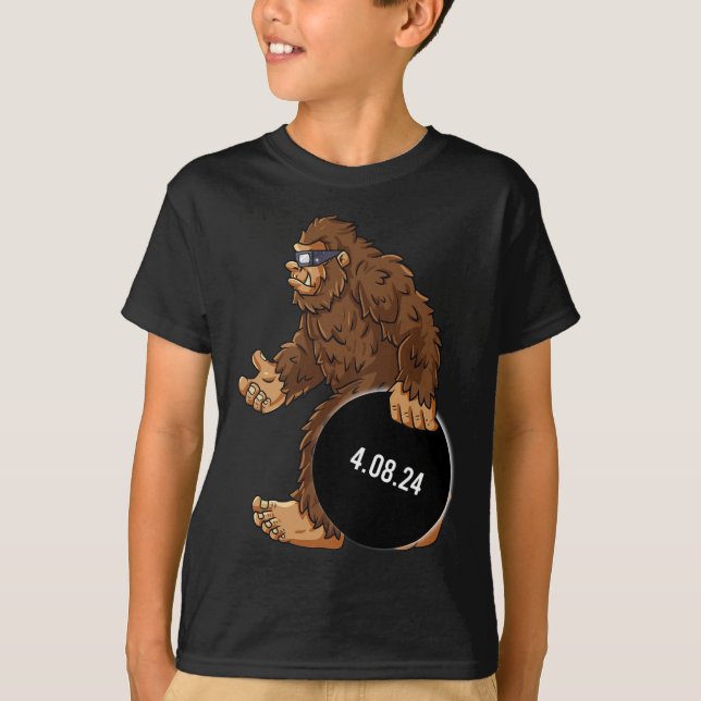 Gesamt Solar Eclipse 04.08.2024 Bigfoot Fun Boys G T-Shirt (Vorderseite)