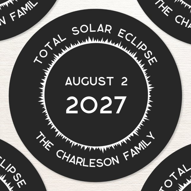Gesamt-Solaranlage 2027 Personalisiert Runder Aufkleber (Total solar eclipse August 2nd 2027 personalized family name custom text sticker)