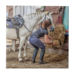 Gesatteltes Pferd am Füttern von Zeit Fliese