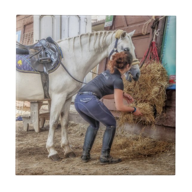 Gesatteltes Pferd am Füttern von Zeit Fliese (Vorderseite)