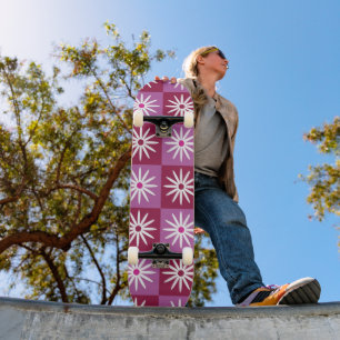 Geschachste Gänseblümchen auf roten und rosa Schac Skateboard