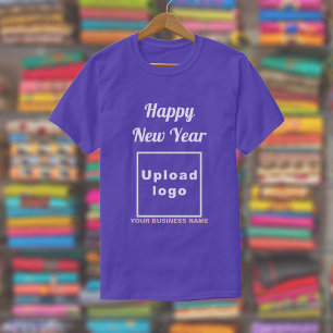 Geschäftliche Neujahrsgratulation auf lila T-Shirt