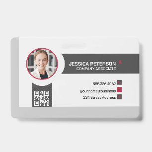 Geschäftsfrau lächelt Unternehmen QR-Code Ausweis
