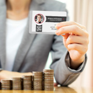 Geschäftsfrau lächelt Unternehmen QR-Code Visitenkarte