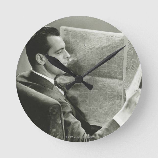 Geschäftsmann beim Lesen der Zeitung Runde Wanduhr (Vorderseite)