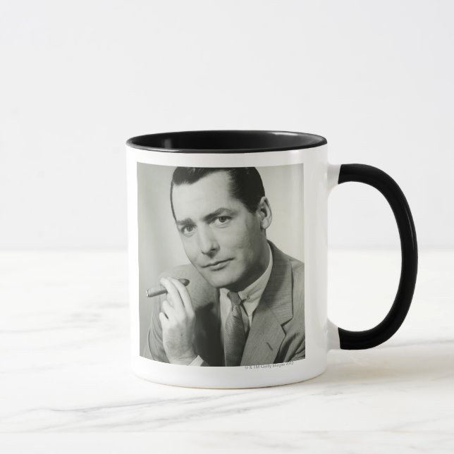 Geschäftsmann raucht Zigarre Tasse (Rechts)