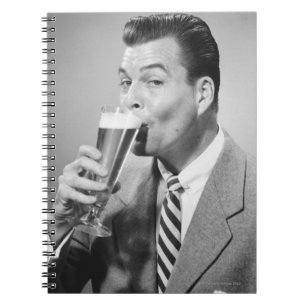 Geschäftsmann-trinkendes Bier Notizblock