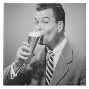 Geschäftsmann trinkt Bier Fliese