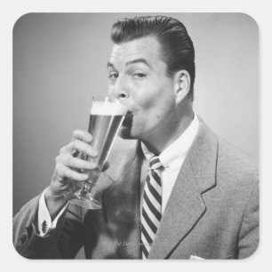 Geschäftsmann trinkt Bier Quadratischer Aufkleber